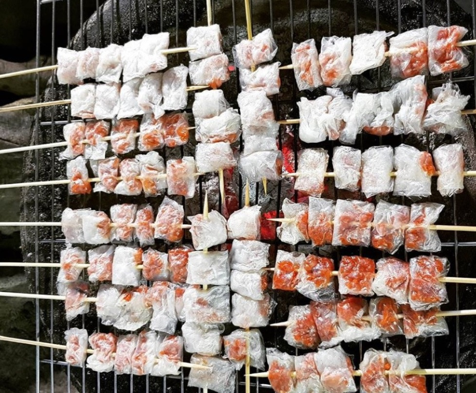 Ngoài nước mắm tỏi ớt chua ngọt được pha chế đúng điệu để chấm cùng thì còn có tương đen là một nét đặc biệt ít nơi có khi ăn cùng với xỏ lòi ở Phú Yên. Đa số mọi người sẽ thường cho một nửa tương ớt, nửa tương đen trộn với mắm pha sẵn ăn sẽ ngon hơn.