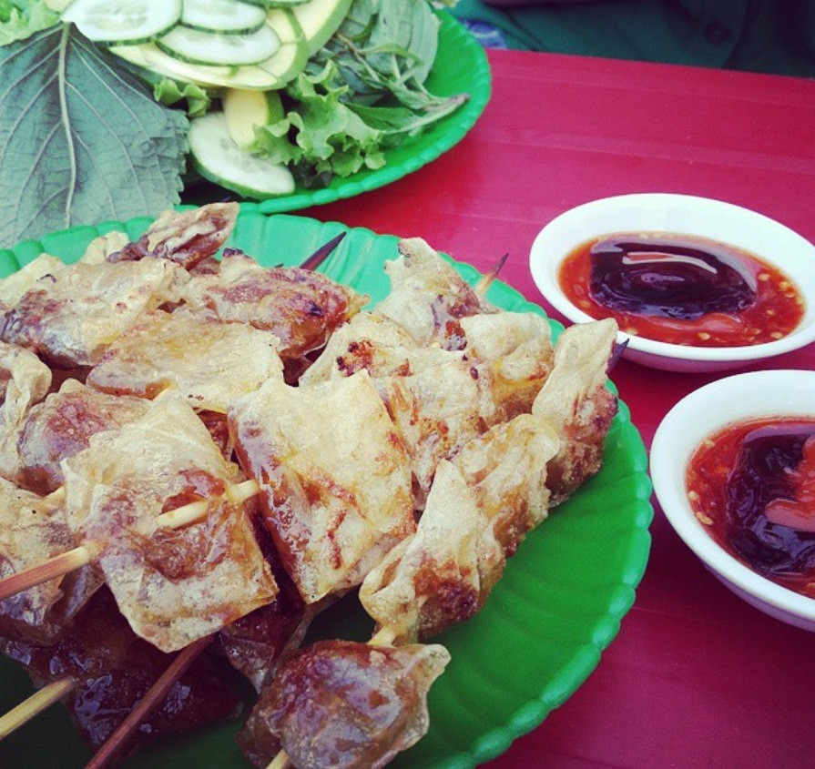 Ăn kèm với xỏ lòi là các loại rau sống, dưa chuột và xoài xanh thái lát mỏng. Ngoài ra, nhiều người cũng hay có thói quen cuộn những xiên xỏ lòi với salad.