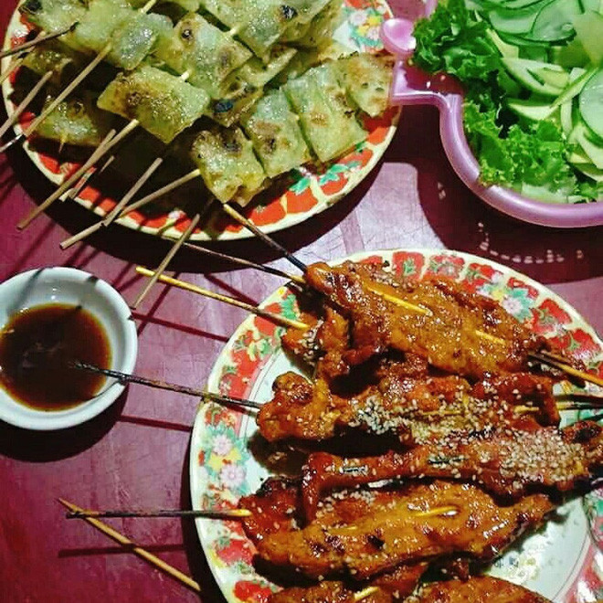 Thịt nướng béo béo hòa lẫn trong cái giòn tan của miếng chả, càng nhai bạn sẽ cảm nhận sự giao hòa ăn ý của từng thành phần trong vị giác. Ảnh: IT.