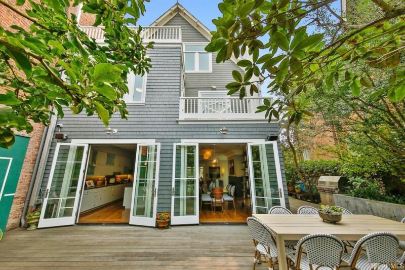 Ngôi nhà phố có diện tích hơn 522 m2 với 7 phòng ngủ và 6 phòng tắm, nằm tại khu phố Pacific Heights giàu có. 