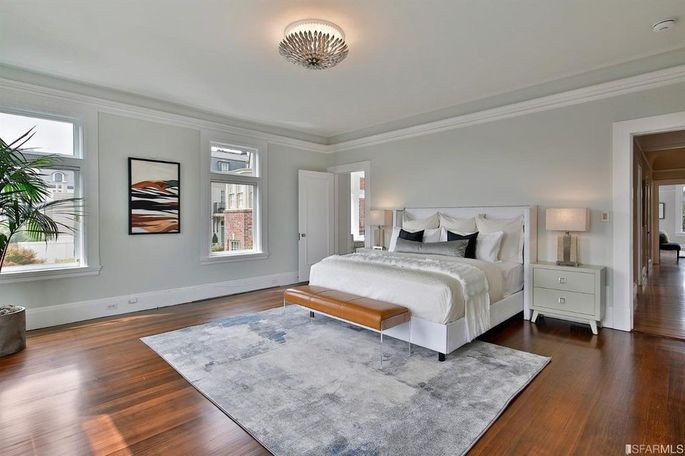 Phòng ngủ chính rộng rãi, thanh lịch, được tích hợp một phòng thay đồ và phòng tắm. 