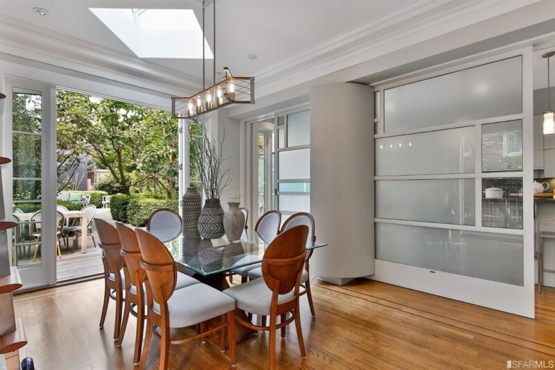 Khu vực ăn uống nhỏ nhắn, mộc mạc, được bài trí tinh tế, hài hòa. 