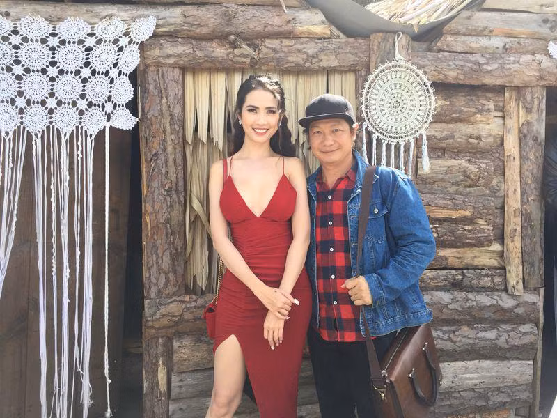 Ngoài đời, nữ diễn viên sinh năm 1990 cũng gây ấn tượng với gu thời trang gợi cảm, táo bạo.