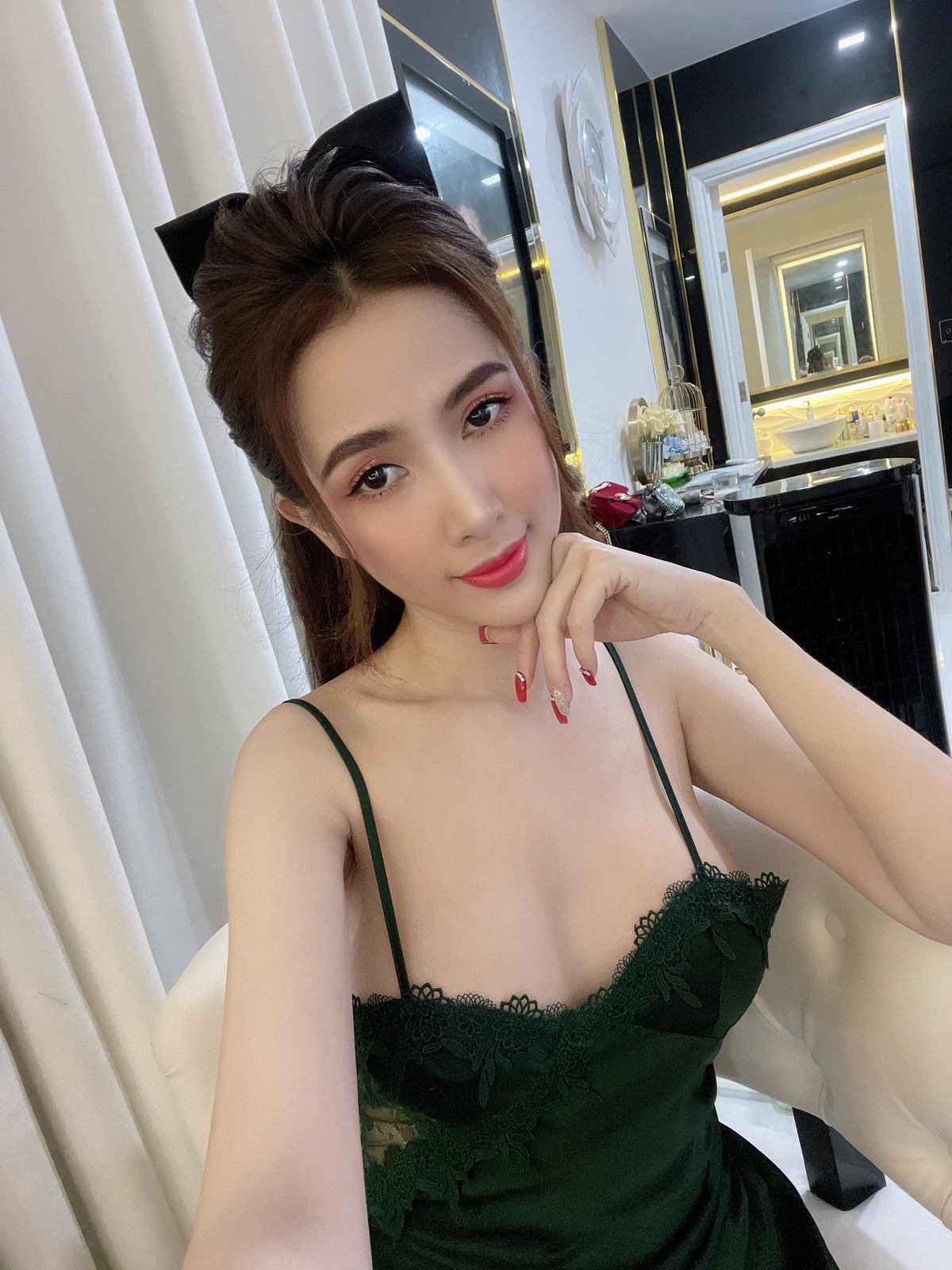 Cô chuộng các trang phục gợi cảm tôn hình thể nóng bỏng cả ở đời thường lẫn khi đi sự kiện.