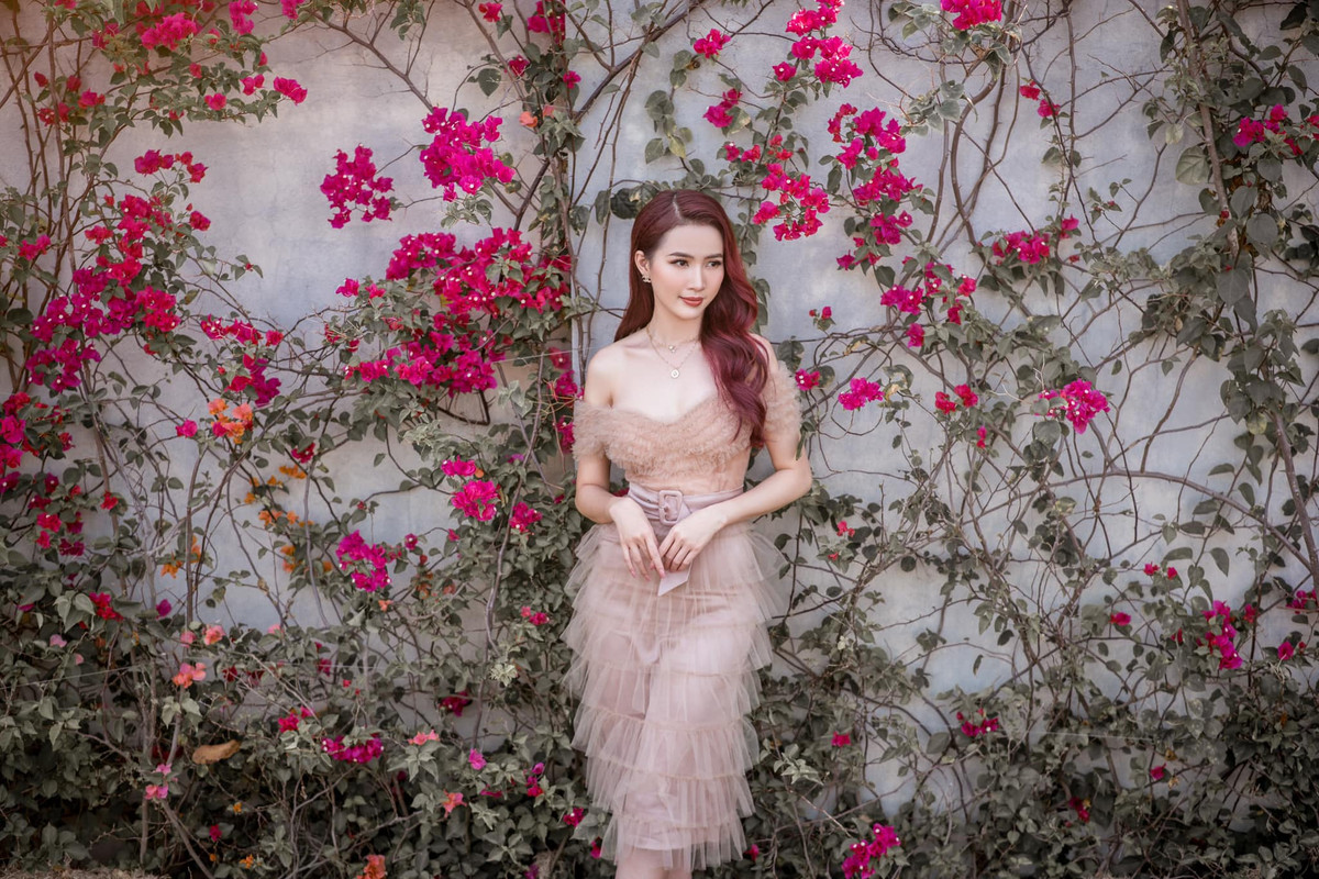 Phan Thị Mơ khoe nhan sắc xinh đẹp và nữ tính với chiếc đầm xếp tầng cực sang. Ảnh: FBNV.