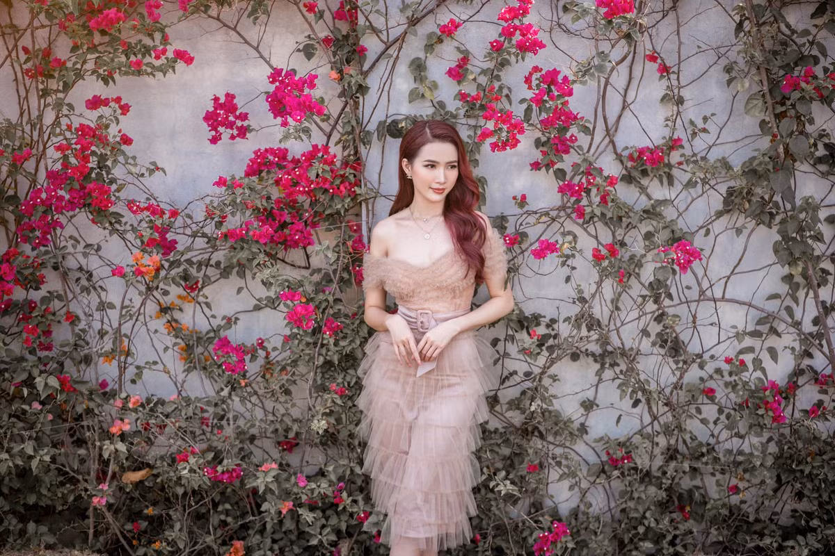 Phan Thị Mơ khoe nhan sắc xinh đẹp và nữ tính với chiếc đầm xếp tầng cực sang. Ảnh: FBNV.