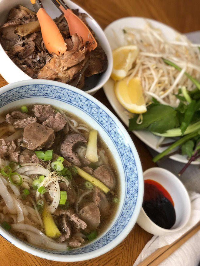 Trân Đài khoe thành quả lần đầu nấu phở với rất nhiều nguyên liệu cầu kỳ và bắt mắt.