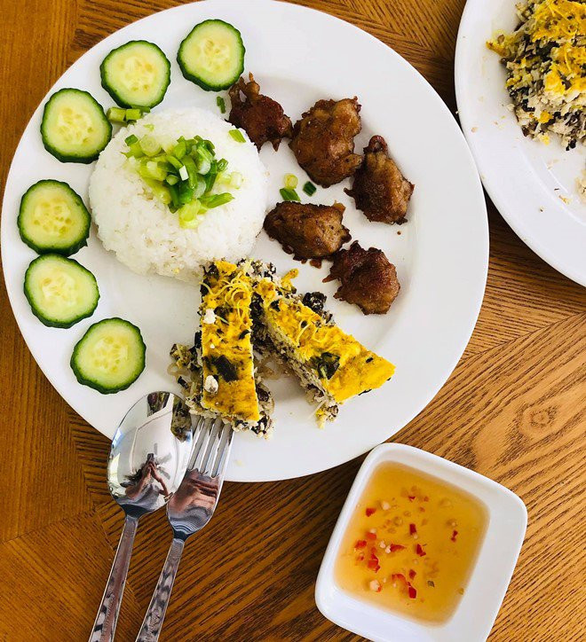 Trân Đài trổ tài bếp núc với món cơm tấm chay gồm chả chay và thịt chay bắt mắt.