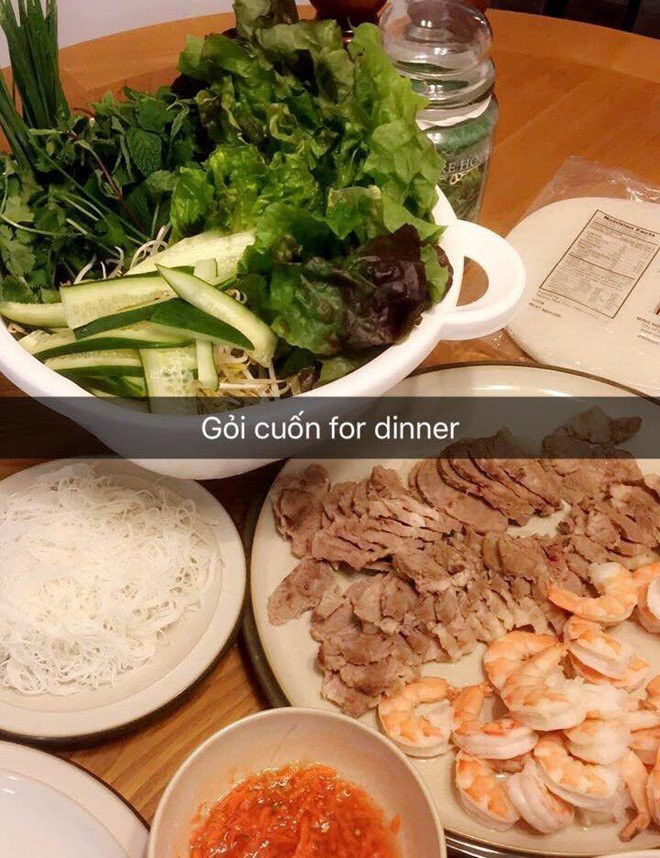 Hoa hậu chuyển giới chứng minh sự đảm đang với món gỏi cuốn tự nấu cho bữa tối. Cô khẳng định: "Bé can cook".
