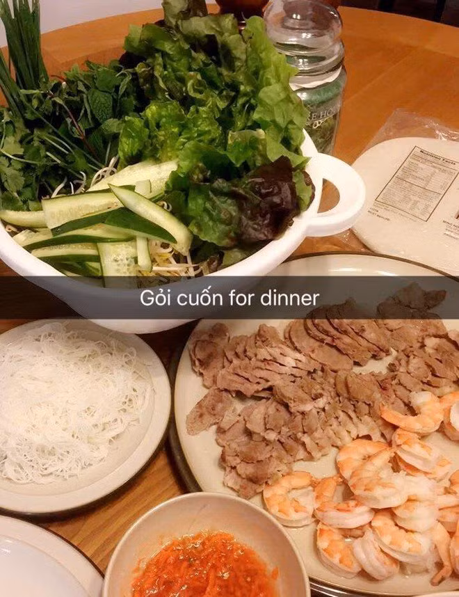 Hoa hậu chuyển giới chứng minh sự đảm đang với món gỏi cuốn tự nấu cho bữa tối. Cô khẳng định: "Bé can cook".