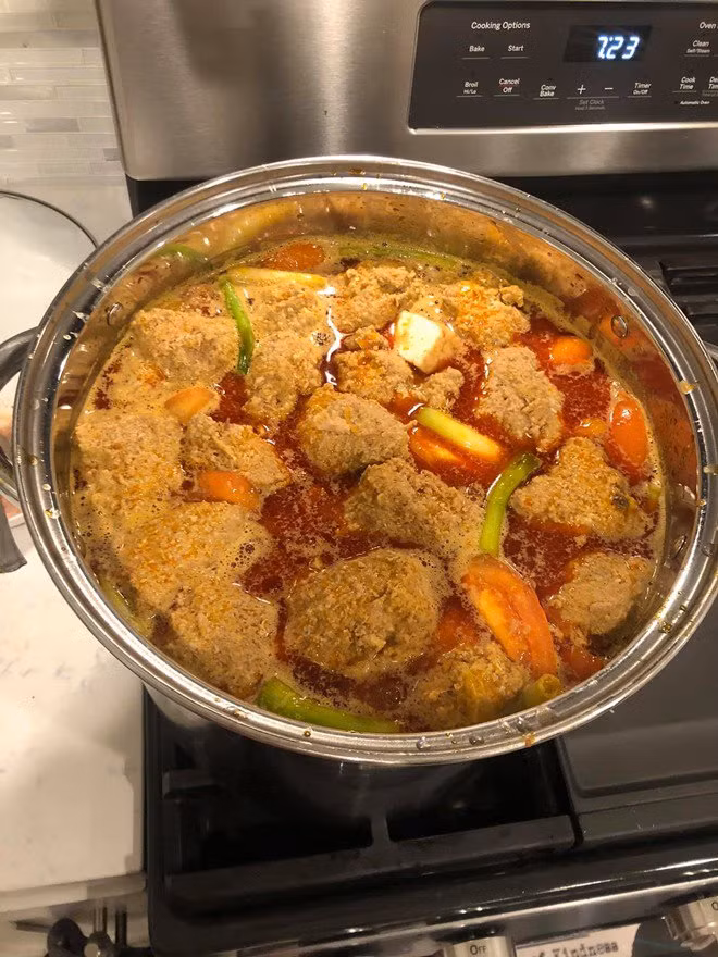 Người đẹp chuyển giới khoe tự tay nấu nồi riêu cua béo ngậy hấp dẫn.