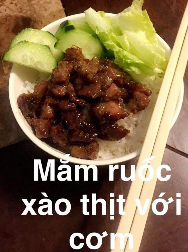 Cô nàng còn tự làm mắm ruốc xào thịt đặc trưng của ẩm thực Việt.