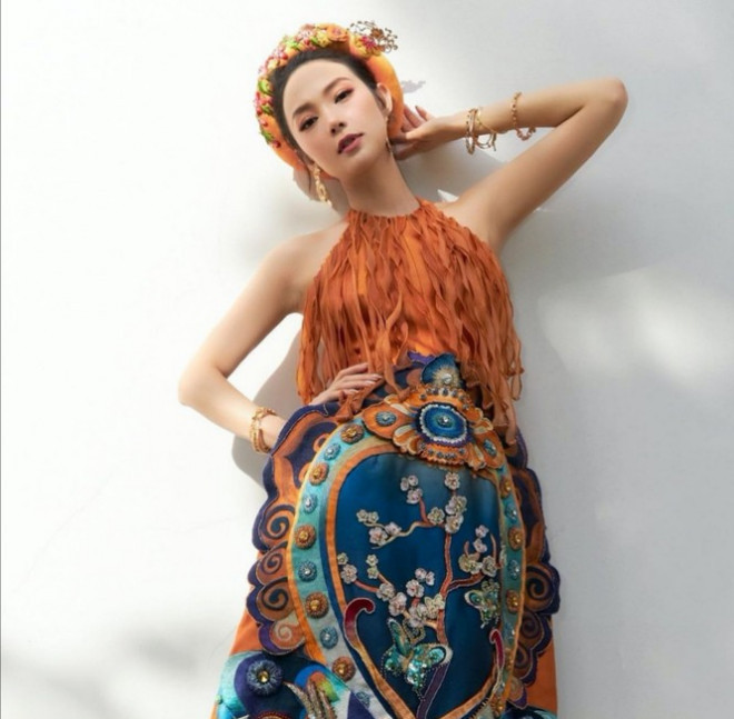 Minh Hằng chọn áo dài cách tân cổ yếm họa tiết nổi bật đi kèm với mấn đội đầu bắt mắt.