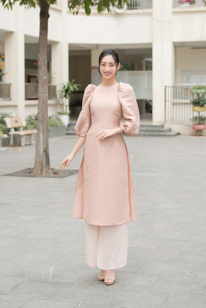 Hoa Hậu Lương Thùy Linh đẹp nền nã với áo dài cách tân màu nude thiết kế tay bồng.