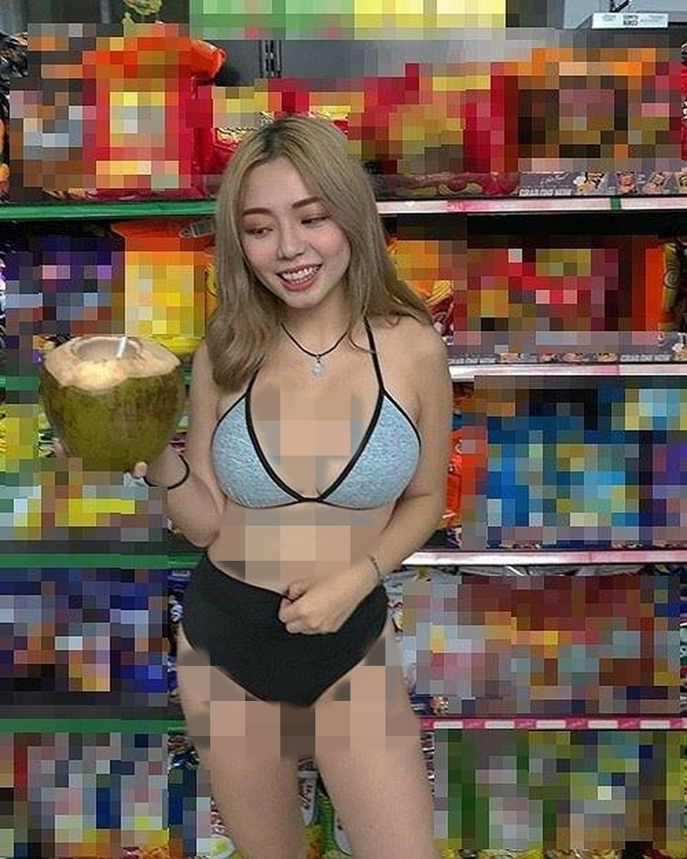 Một cô gái cố tình gây chú ý với bộ ảnh bikini tại siêu thị Malaysia khiến cộng đồng mạng “dậy sóng”.