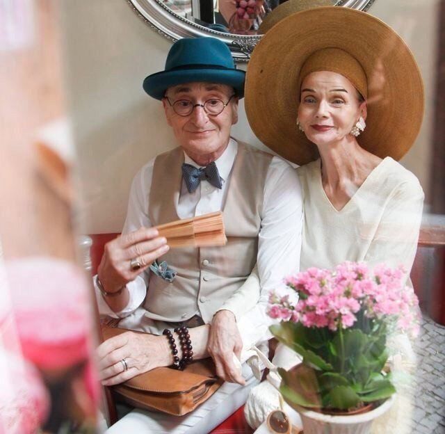 Trước đây, bà Britt là stylist chuyên nghiệp và ông Günther là vũ công. Vì vậy, cả hai rất tự tin vào bản thân, mong muốn tiếp tục lan tỏa cái đẹp tới xã hội ngay cả khi đã nghỉ hưu.