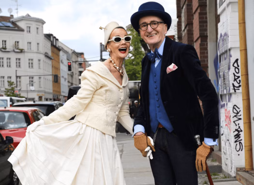 Tuy đã qua tuổi 70, cả hai vẫn giữ được nét đẹp riêng thông qua cách ăn mặc ấn tượng.