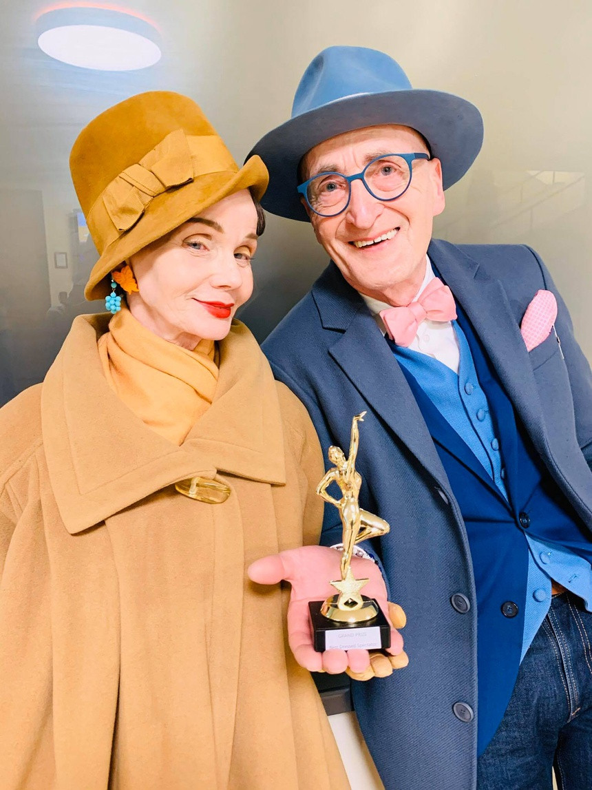 Bà Britt và ông Günther đều rất tỉ mỉ trong việc chọn lựa trang phục. Họ luôn chú ý đến từng chi tiết nhỏ nhất như phụ kiện đi kèm, cách làm tóc, quấn khăn…