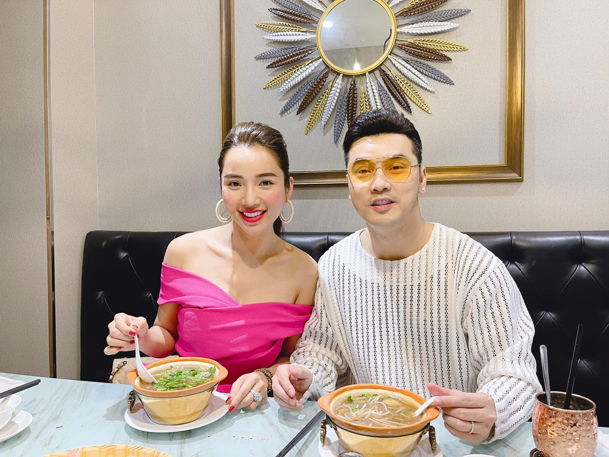 Bà mẹ 3 con trông cực kỳ sexy trong các kiểu đầm trễ nải.