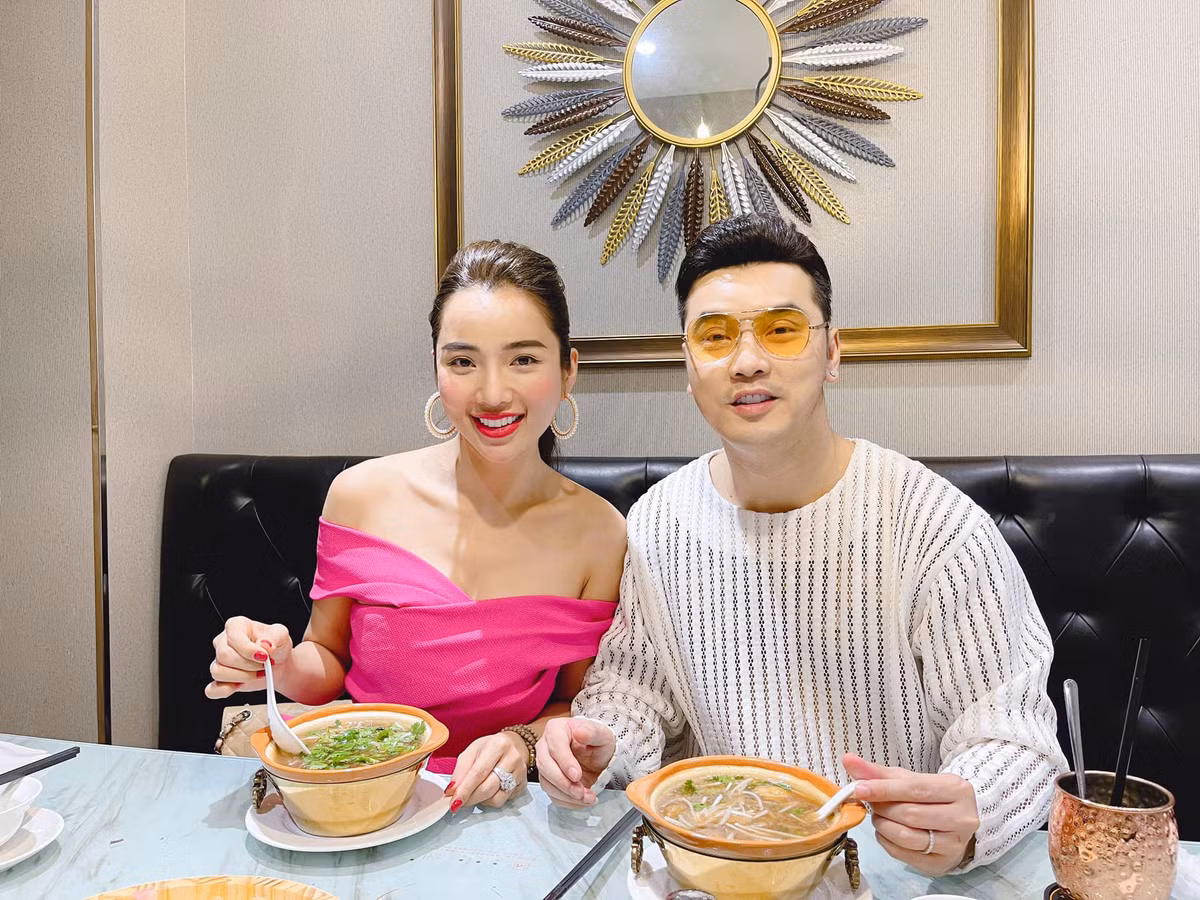 Bà mẹ 3 con trông cực kỳ sexy trong các kiểu đầm trễ nải.