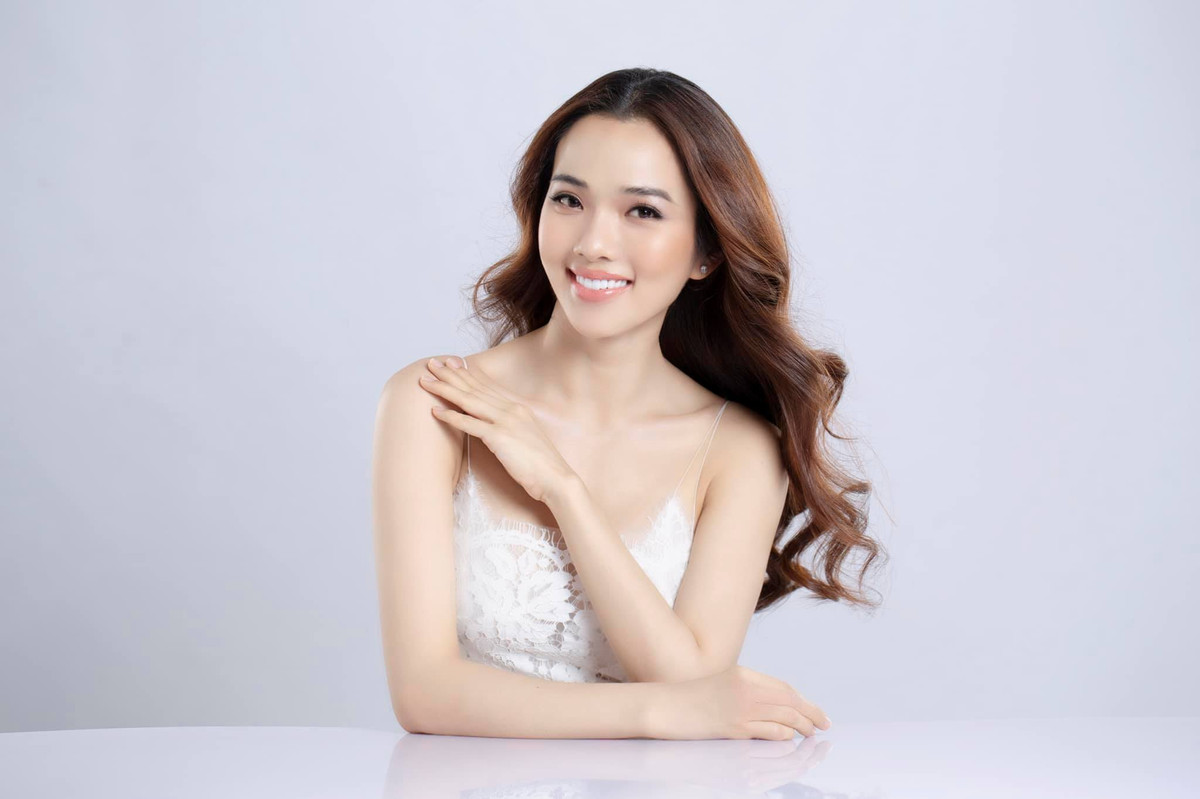 Kim Cương cũng thường chọn các kiểu váy ren hai dây để khoe làn da trắng nõn nà.