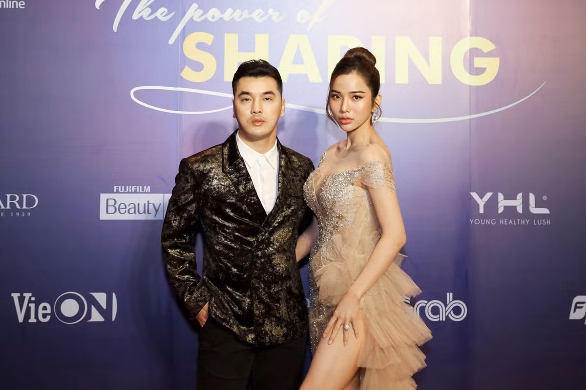 Xuất hiện tại các sự kiện, người đẹp sinh năm 1986 gây ngỡ ngàng cho người xung quanh không chỉ bởi sắc vóc thon gọn của “bà mẹ 3 con” mà còn bởi gu thời trang sexy, trễ nải.