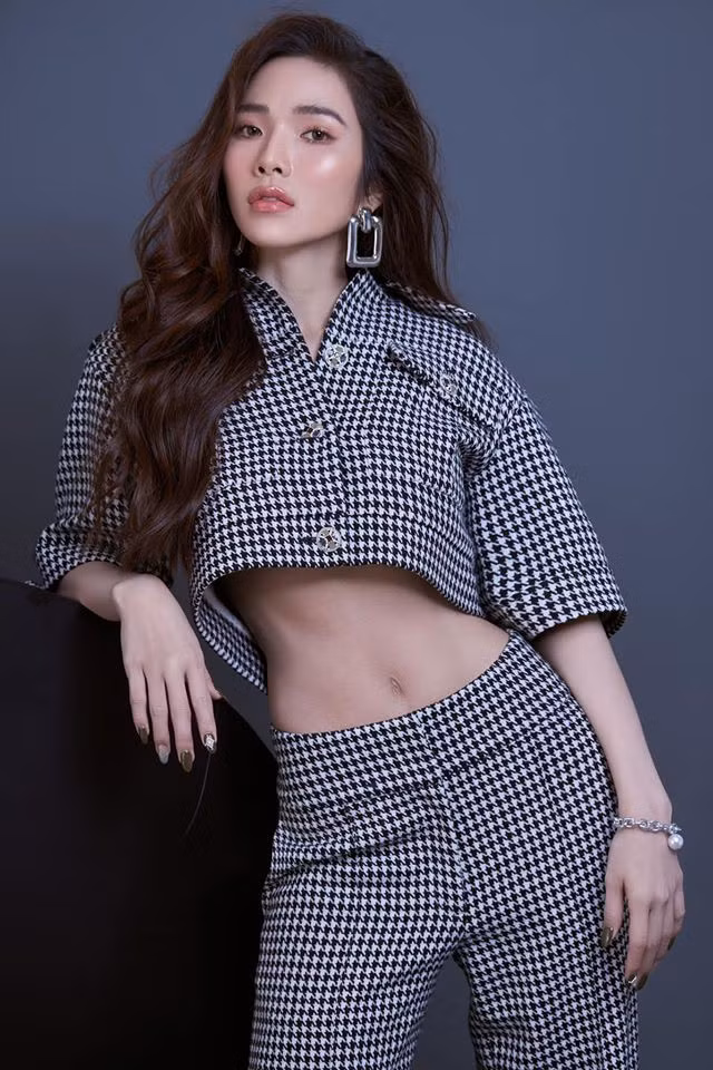 Các kiểu bộ đồ hở eo giúp bà xã Ưng Hoàng Phúc khoe khéo vòng hai phẳng lỳ. Ảnh: FBNV.