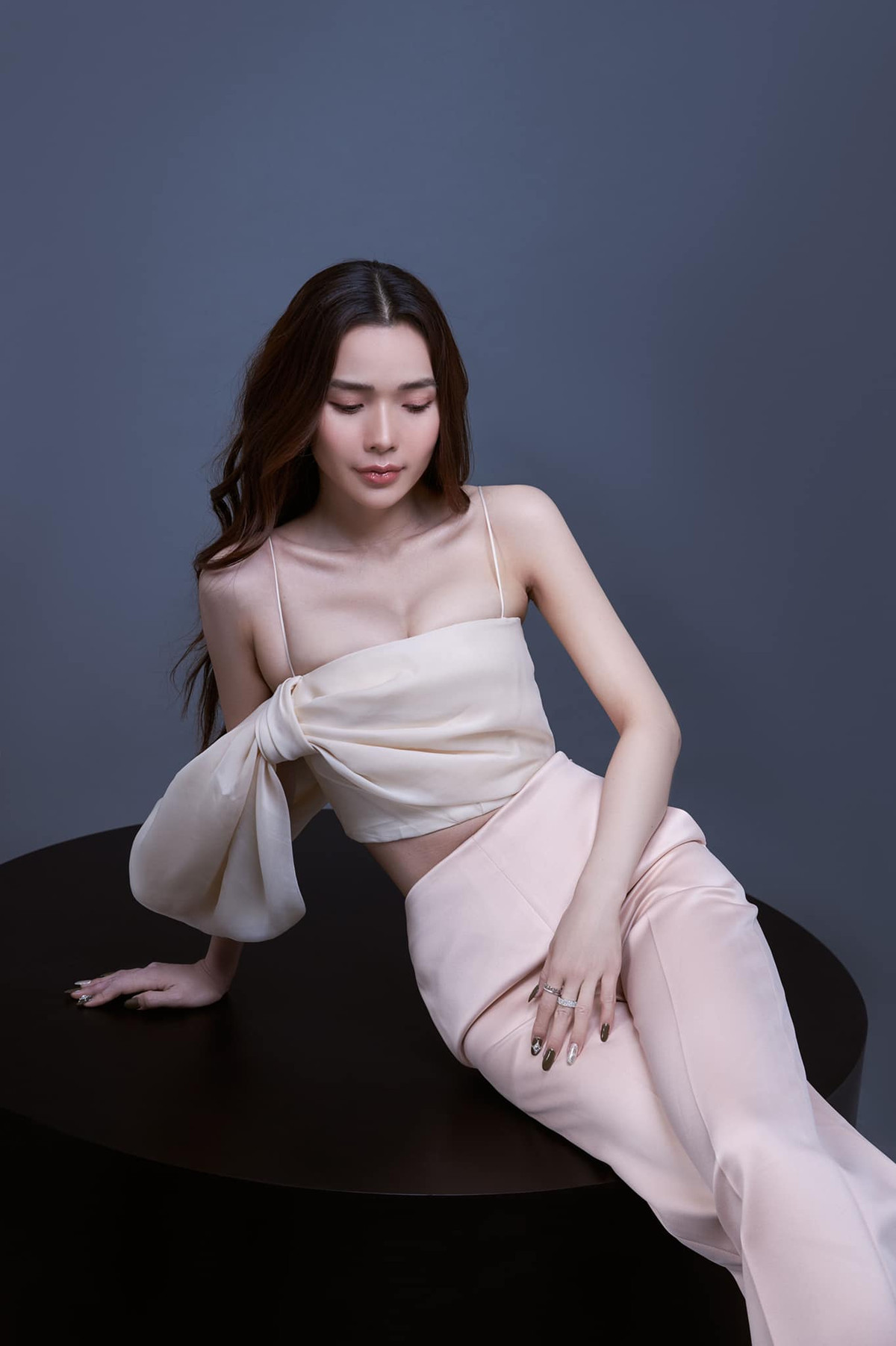 Những kiểu áo hai dây trễ nải, hở eo là items thường thấy trong tủ đồ của Kim Cương.