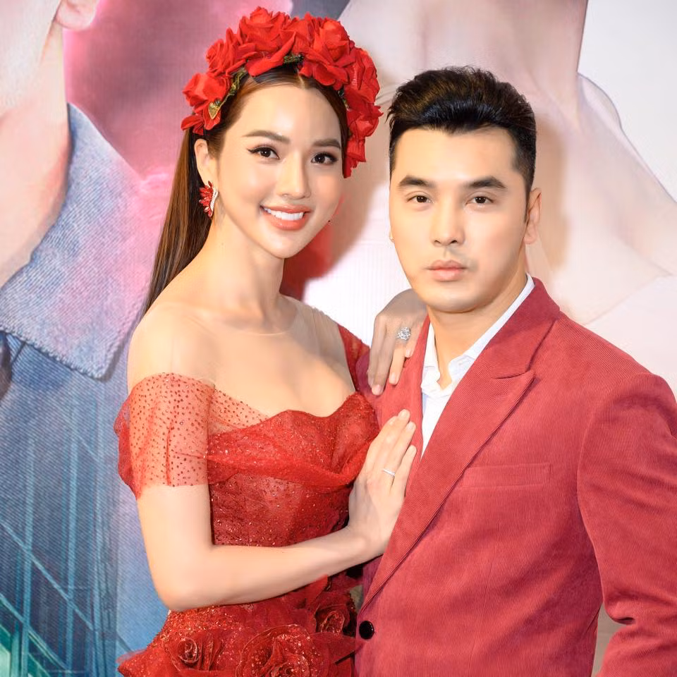 Nhờ lợi thế hình thể thon thả nên Kim Cương luôn tự tin chọn trang phục gợi cảm mỗi khi xuất hiện cùng chồng.