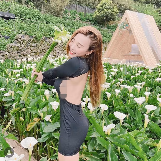 Những thiết kế khoe lưng trần trở thành xu hướng mà nhiều bạn trẻ yêu thích thời gian gần đây.