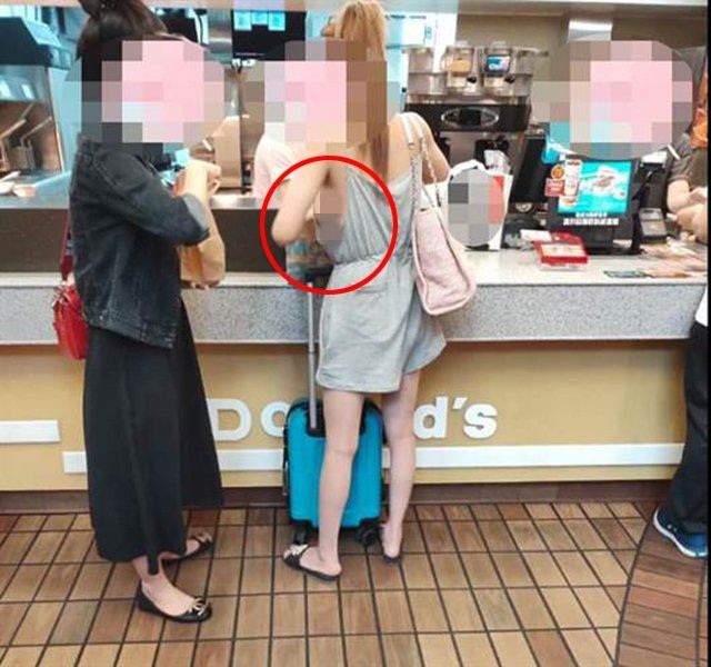 Hầu hết cư dân mạng đều không tán thành và chỉ trích cách ăn mặc kiệm vải của cô gái này.