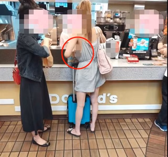 Hầu hết cư dân mạng đều không tán thành và chỉ trích cách ăn mặc kiệm vải của cô gái này.