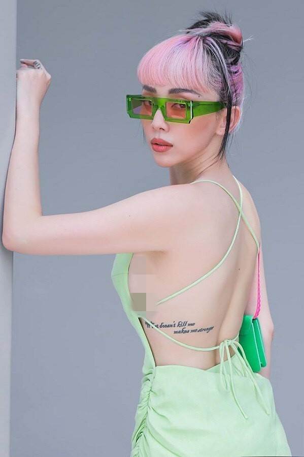 Chi tiết khoét lưng táo bạo phía sau của chiếc đầm khiến Tóc Tiên thêm quyến rũ hơn, khoe lưng trần sexy lẫn vòng 1 căng đầy.