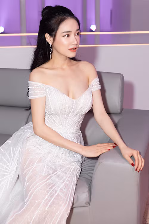 Sau sinh, bà xã Trường Giang có sự "lột xác" ngoạn mục về ngoại hình lẫn gu ăn mặc.