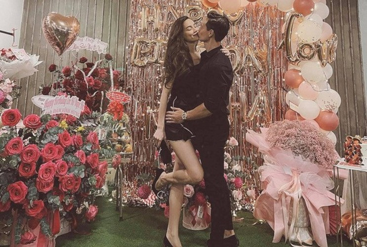 “Bà mẹ bỉm sữa” Hà Hồ tích cực lăng xê trang phục bó sát khoe được số đo 3 vòng nóng bỏng, quyến rũ.