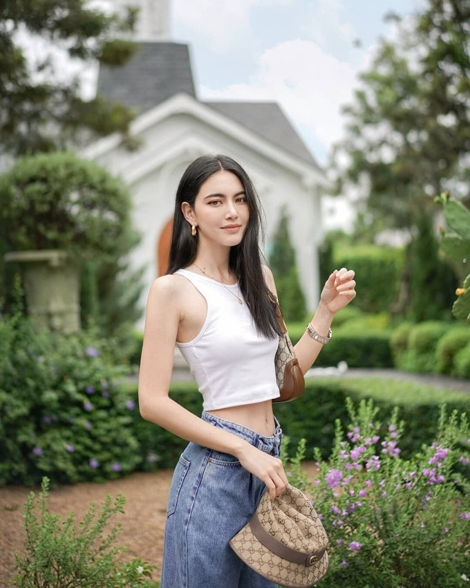 Để phô vòng 2 nhỏ nhắn, Davika hay chọn kiểu áo crop top siêu ngắn và quần, váy cạp trễ.