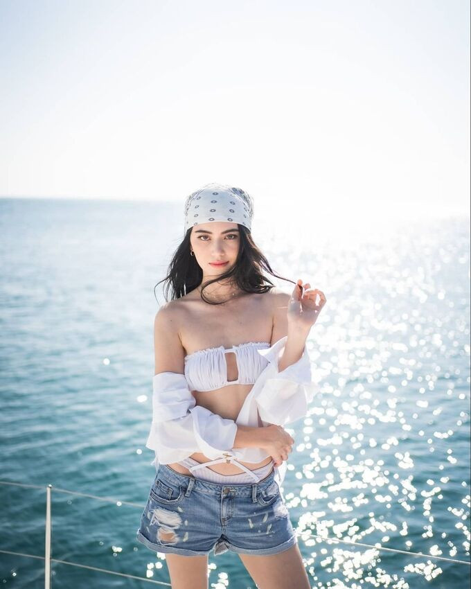 Sở hữu thân hình thanh mảnh, đặc biệt là vòng 2 chỉ 58cm, “ma nữ” này thường xuyên diện các trang phục khoe eo thon nhỏ nhắn.