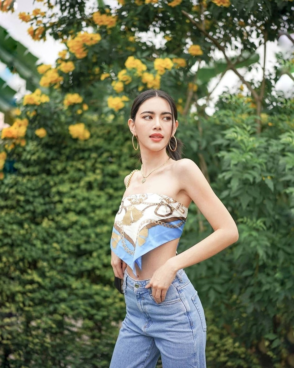 Mai Davika là gương mặt người mẫu yêu thích của các thương hiệu thời trang xa xỉ như Gucci, Chanel, Dior, Burberry... Cô cũng thường xuất hiện ở hàng ghế đầu các buổi trình diễn thời trang ở Paris, Milan, New York...