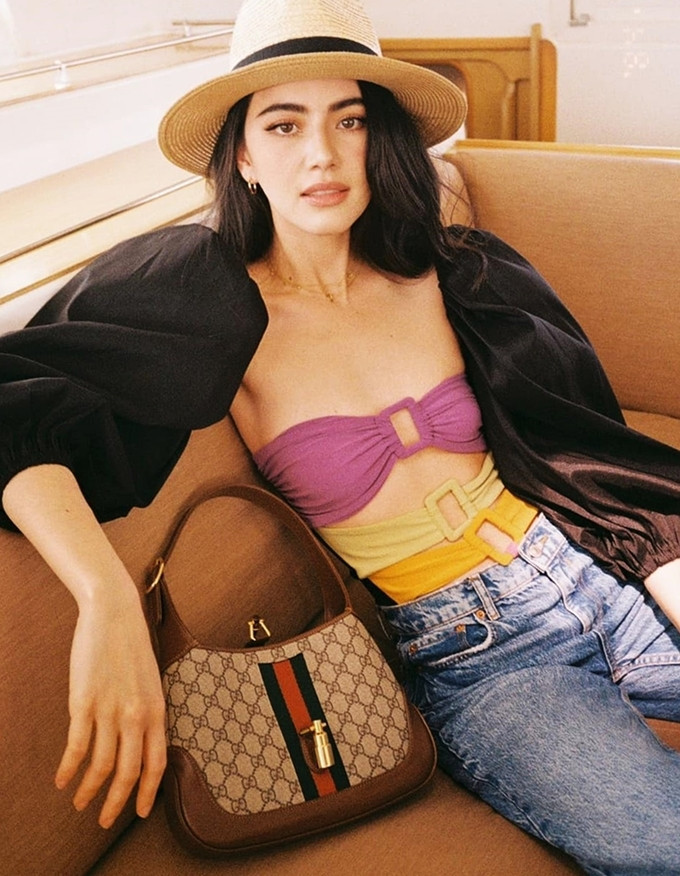 Với nhan sắc thu hút, Mai Davika gia nhập ngành giải trí với vai trò người mẫu quảng cáo. Sau khi chuyển sang diễn xuất, người đẹp 29 tuổi nhận được nhiều lời khen cho sắc vóc nổi bật, chiều cao 1,73 m và thân hình thon thả, gợi cảm.