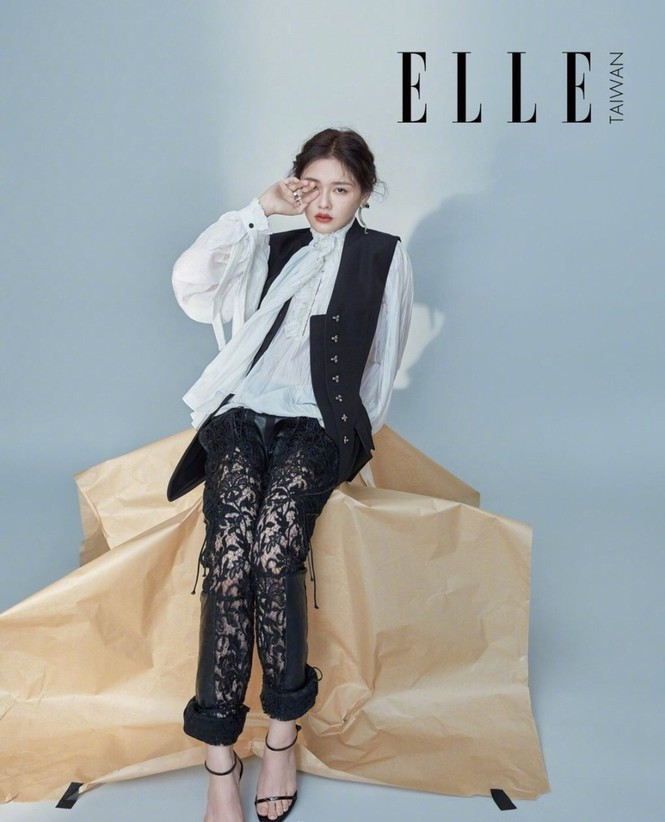 Song song với chế độ ăn, diễn viên 7X tích cực tập luyện xen kẽ nhiều bộ môn bao gồm pilates và yoga (2 buổi mỗi tuần), zumba (1-2 tuần một lần).