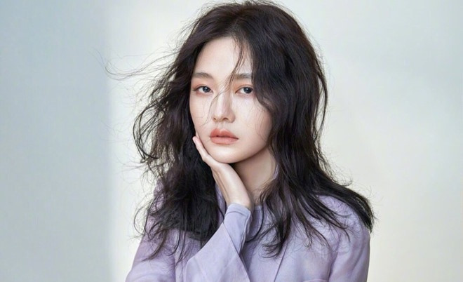 Theo đó, bữa sáng của nữ diễn viên chỉ có một nửa hộp sữa chua không đường, 1/4 quả thanh long. Bữa trưa của bà mẹ 2 con có 3-4 lát thịt cùng 2 bát rau luộc. Sau 18h, nữ diễn viên không ăn thêm thứ gì.