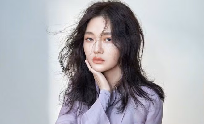 Theo đó, bữa sáng của nữ diễn viên chỉ có một nửa hộp sữa chua không đường, 1/4 quả thanh long. Bữa trưa của bà mẹ 2 con có 3-4 lát thịt cùng 2 bát rau luộc. Sau 18h, nữ diễn viên không ăn thêm thứ gì.