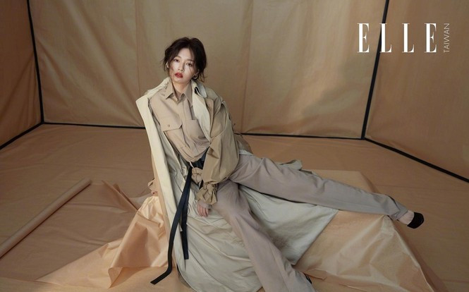 Từ Hy Viên khẳng định càng ngủ sớm thì da càng đẹp bởi khi đó cơ thể sẽ có đủ thời gian phục hồi, tái tạo các tế bào tổn thương bao gồm làn da. Bên cạnh các bước làm sạch da, dưỡng ẩm cơ bản, Từ Hy Viên còn là tín đồ ưa chuộng các loại mặt nạ giấy. Cô dành thời gian nghỉ ngơi, thư giãn đắp mặt nạ cho da thường xuyên.