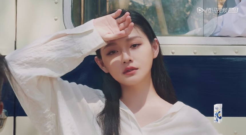 Khi còn là thiếu nữ, Từ Hy Viên rất chú trọng việc làm đẹp, thậm chí dùng cả những biện pháp giảm cân cực đoan nhất. Nữ diễn viên từng có làn da không sáng màu. Để trở nên trắng hơn, cô rửa mặt bằng rượu vang, dùng hết bốn lọ kem chống nắng trong vòng 10 ngày.