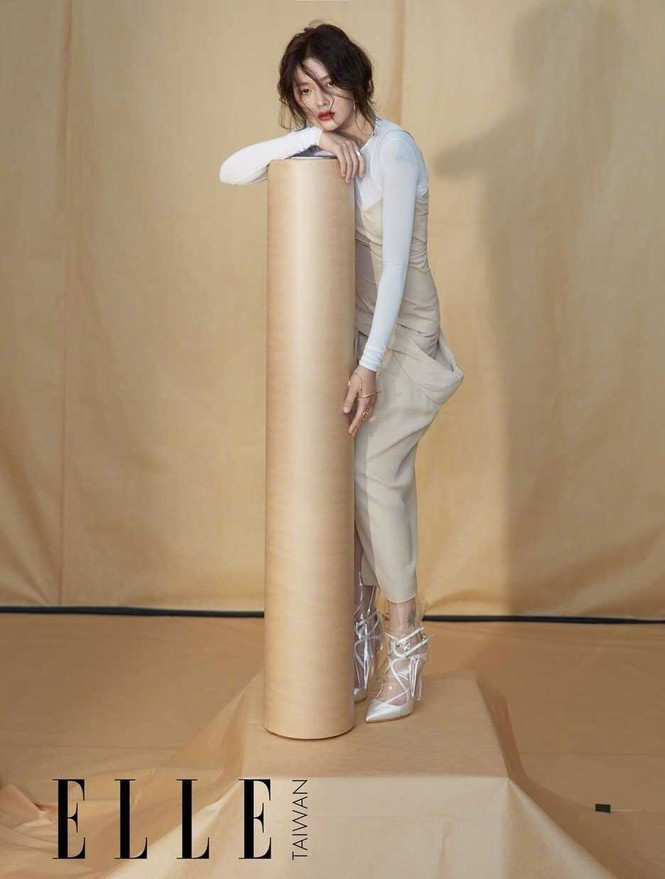 Dù cân nặng lên xuống thất thường, song nhiều năm qua Từ Hy Viên vẫn luôn giữ gìn làn da mịn màng, tươi tắn. Cô chăm sóc làn da nghiêm ngặt với 3 nguyên tắc: không thức khuya, làm sạch - dưỡng ẩm kỹ lưỡng và chống nắng cẩn thận.