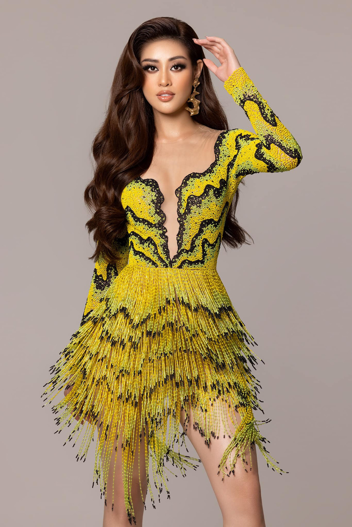 Một kiểu đầm khác nhấn vào vòng một đầy đặn của nàng hậu 9X. Ảnh: FBNV.