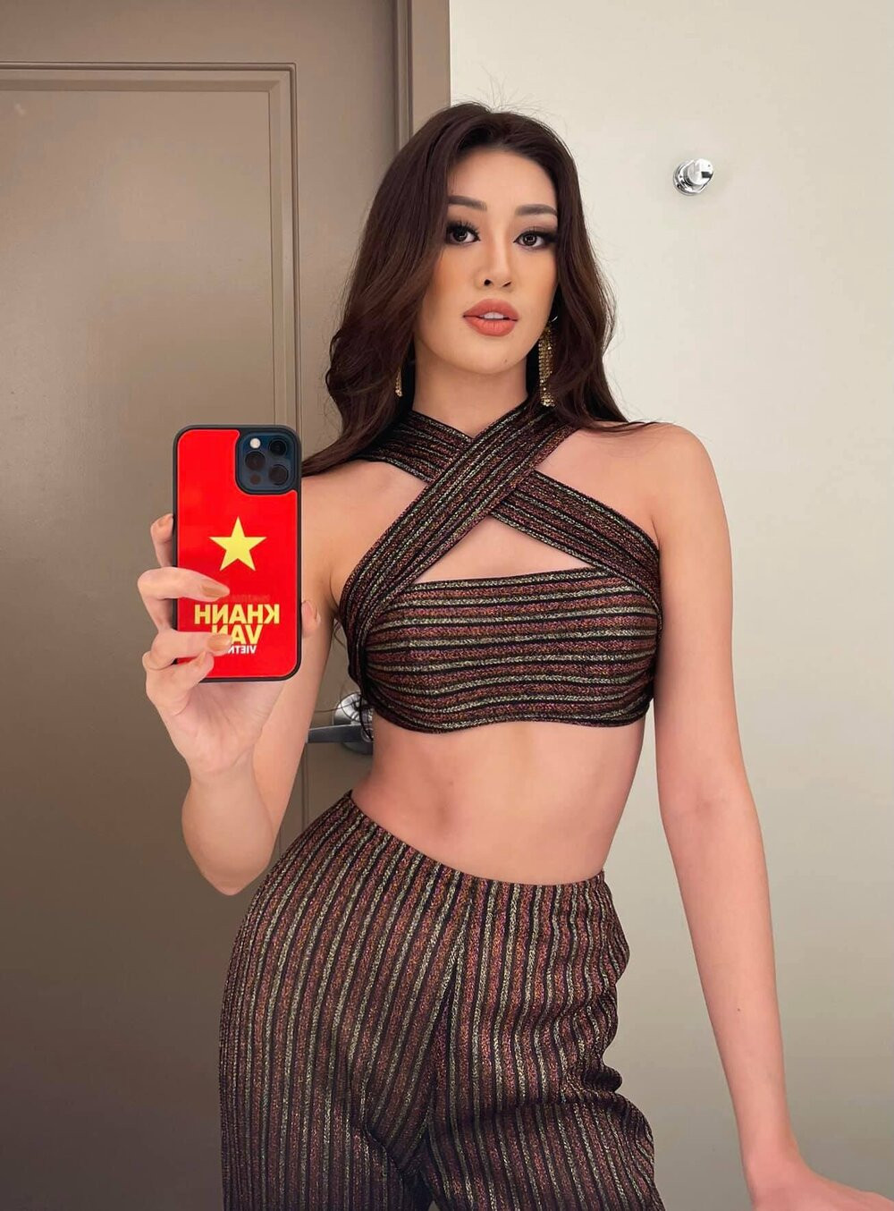 Khánh Vân liên tục khoe dáng với những bộ đồ được thiết kế táo bạo nhưng đầy tinh tế và sang trọng.