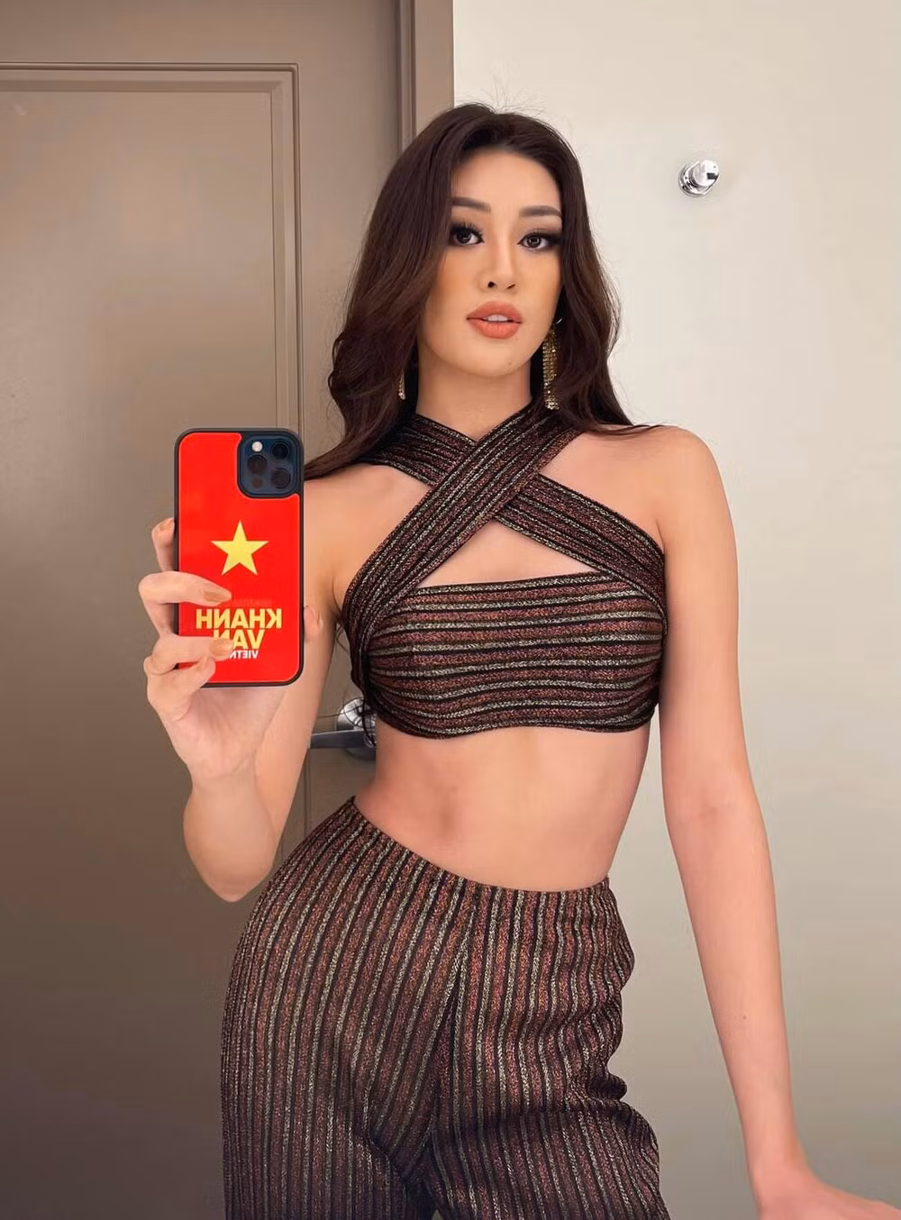 Khánh Vân liên tục khoe dáng với những bộ đồ được thiết kế táo bạo nhưng đầy tinh tế và sang trọng.