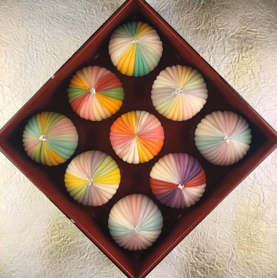 Ngoài làm cơm hộp, bà mẹ Việt còn rất mê làm bánh. Chị tạo hình mỗi chiếc bánh nhìn lung linh như những chiếc đèn lồng không ai nỡ ăn.