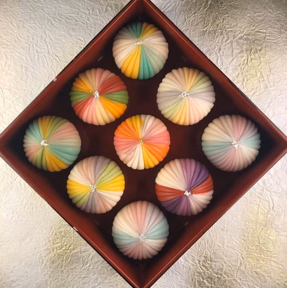 Ngoài làm cơm hộp, bà mẹ Việt còn rất mê làm bánh. Chị tạo hình mỗi chiếc bánh nhìn lung linh như những chiếc đèn lồng không ai nỡ ăn.